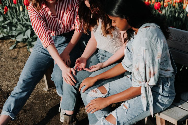 3 women praying